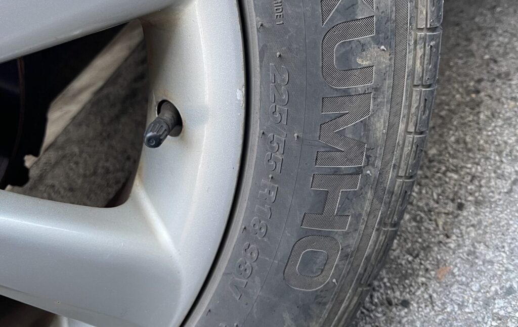 금호 타이어 옆면에 새겨진 225/55R18 98V 규격 표기와 휠 안쪽 공기 주입 밸브